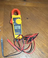 Fluke 323 True RMS Clamp Meter CAT III 400A 600V Digital w/ Test Leads