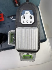 BOSCH GLL3-330CG LASER LEVEL W/ 2 Batteries, Charger, Base Mount, Target, Case