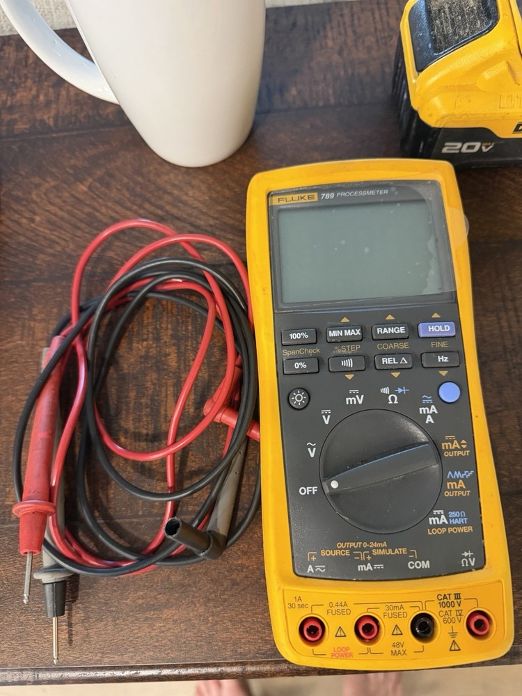 Fluke 789 Handheld ProcessMeter True RMS CAT III Digital Multimeter w/ Leads