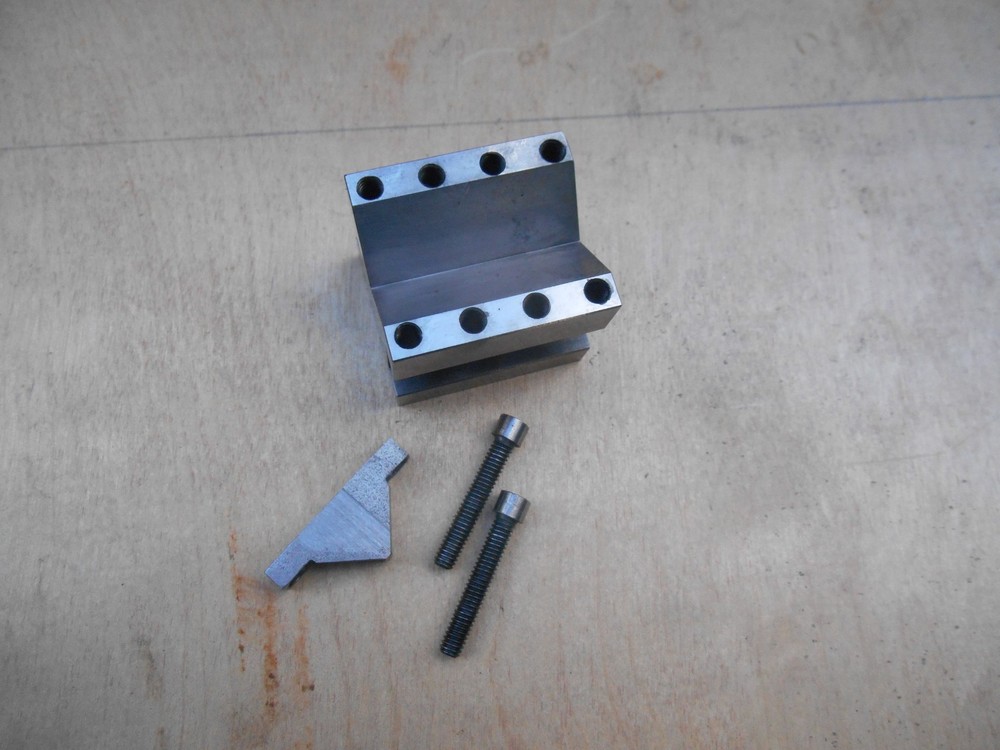 Machinist v block with clamp, 1 1/2″L x 1 1/4″W x 1 1/4″H