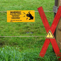 Blulu 8 Pieces Electric Fence Warning Signs 10 X 4 Inch Plastic Danger Electric