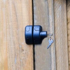 60 x 70 x 25mm Plastic Magnetic Gate Latch with Keys – Black (Pack of 1)
