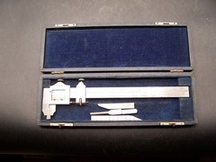 VINTAGE BROWN & SHARPE #570 7″ MACHINIST VERNIER INSIDE OUTSIDE CALIPERS IN CASE