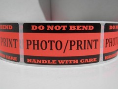 DO NOT BEND PHOTO/PRINT HANDLE WITH CARE 1×2 fluor red label sticker 250/rl