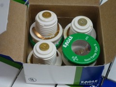 NOS! LOT of 100 EAGLE 25A-125V AC TIME DELAY TAMPER-PROOF PLUG FUSES, 675-25-BOX