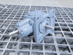 9.26 Input HP Boston Gear VR137-QM8 1:1 Ratio Right Angle Bevel Gear Drive S…