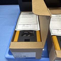 OMRON IRD E3K-R10K4-NR-1 LOT W / WEATHER COVER E3K ND REFLECTOR COVER NIB QTY 3