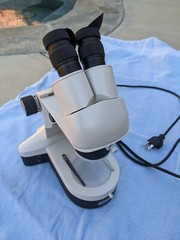 Edmund Scientific microscope 31192-00 Dual eyepiece Perfect condition electronic