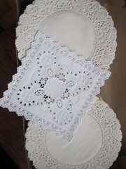 VTG 1000 PCS 6″ ROYAL LACE NORMANDY OFF WHITE IVORY PAPER DOILIES NEW BOX