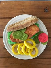 REALISTIC FAKE REPLICA PLAY FOOD PROP ● MTC RUBBER CHICKEN SANDWICH ONION RINGS