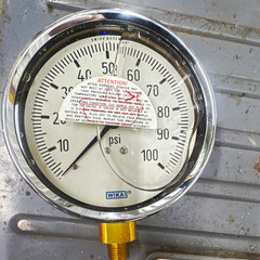WIKA Analog 0-100 PSI Air Pressure Gauge, 100 psi Max, Side/Bottom Mount