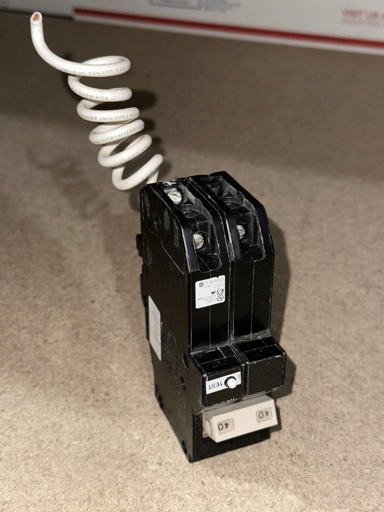 Eaton CHN240GF 40 Amp 2 Pole Circuit Breaker Ground Fault Pigtail New Pull Off