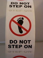 DO NOT STEP ON Universal Symbol 2×3 Warning Label Sticker 250 per roll