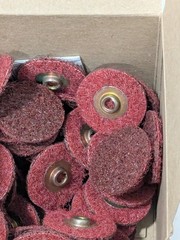 (50) SA Quick-Change Disc: TSM, 1-1/2″ Dia, Aluminum Oxide, Non-Woven 7000046856