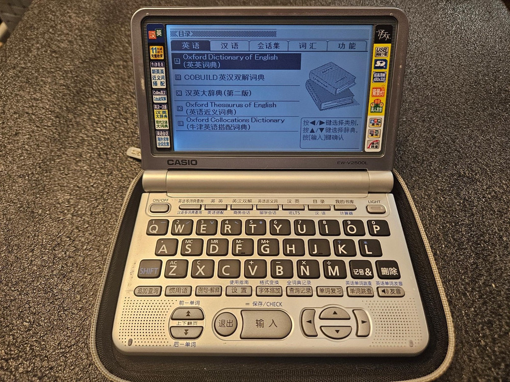 Casio EW-V2500L English Chinese Electronic Dictionary Thesaurus – TESTED w/ Case
