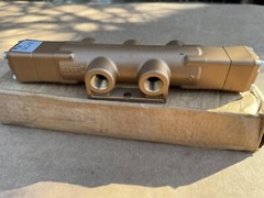 Versa VJJ-4403 Air Valve – Four Way – 3 Position VAC 200PSI 3/8″ NPT Unused