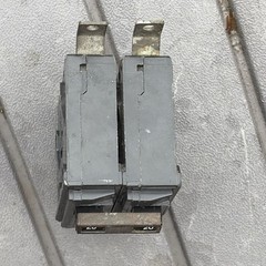 ITE Siemens B220 Circuit Breaker 20A 2Pole 120/240VAC 10KAIC Bolt On Panel Mount
