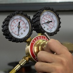 Nitrogen Regulator, CGA580 Inlet, 1/4″ Flare, 0-800/4000 PSI Output with Hose