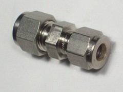 1- Swagelok Stainless Steel Reducing Union, 3/8″ Tube x 5/16″ Tube, SS-600-6-5