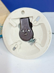 Glazed Porcelain LAMP HOLDER Pull Chain & Outlet 250W 125V LEVITON NEW 9716-A