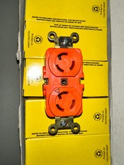 Hubbell/Leviton IG4700 Twist Lock Duplex Receptacle 15A 125V – LOT of 880