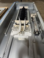 1-400 AMP 480V MAIN LUG PANELBOARD 42 SPACE 3PHASE 4 WIRE COMPLETE PANEL (NEW)