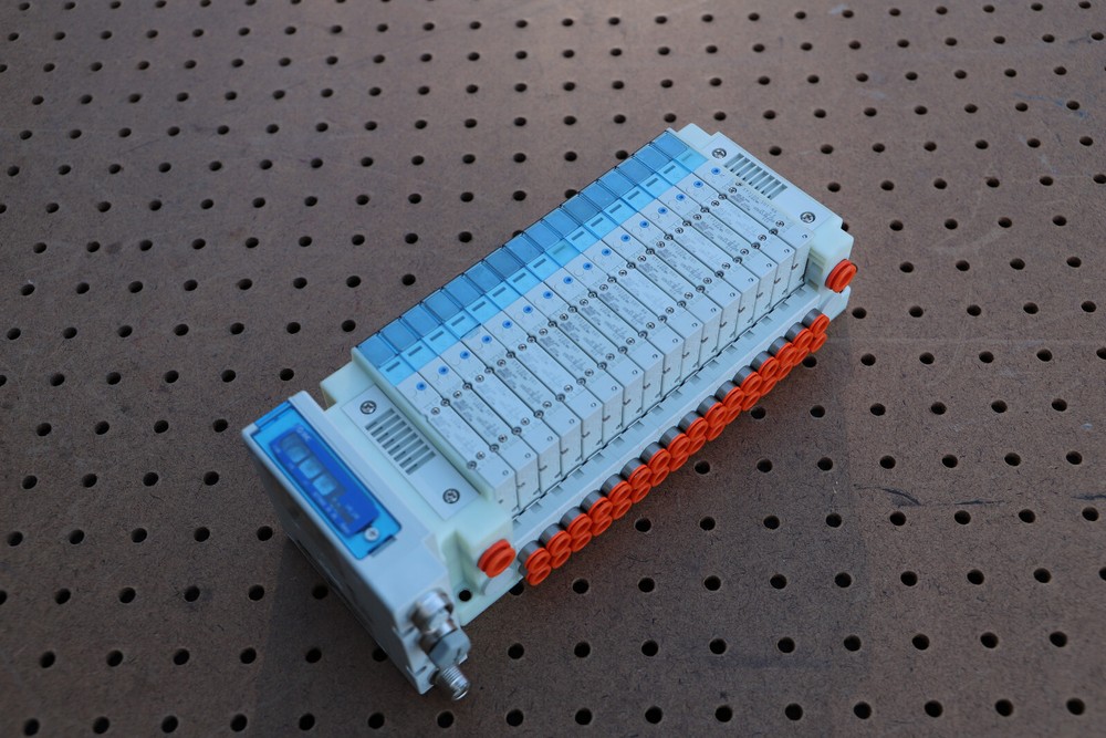 SMC PNEUMATIC MANIFOLD with 16 SY3100-5U1 with EX260-SEN1