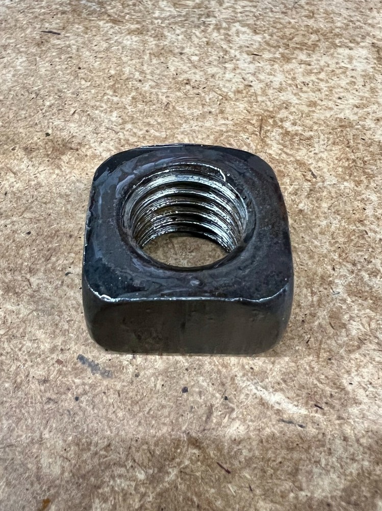 (1) 1 1/2″-6 Square Nuts Steel Plain Regular 1 1/2-6 1.50″ SQUARE NUT (2.25×1.3)