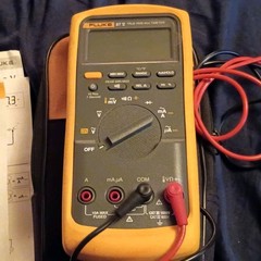 Fluke 87V True RMS Digital Multimeter CAT III 1000V 6000 Count Leads Case