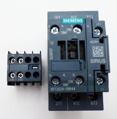Siemens SIRIUS 3RT2024-1BB44 E:04 power contactor including auxiliary switch -used-