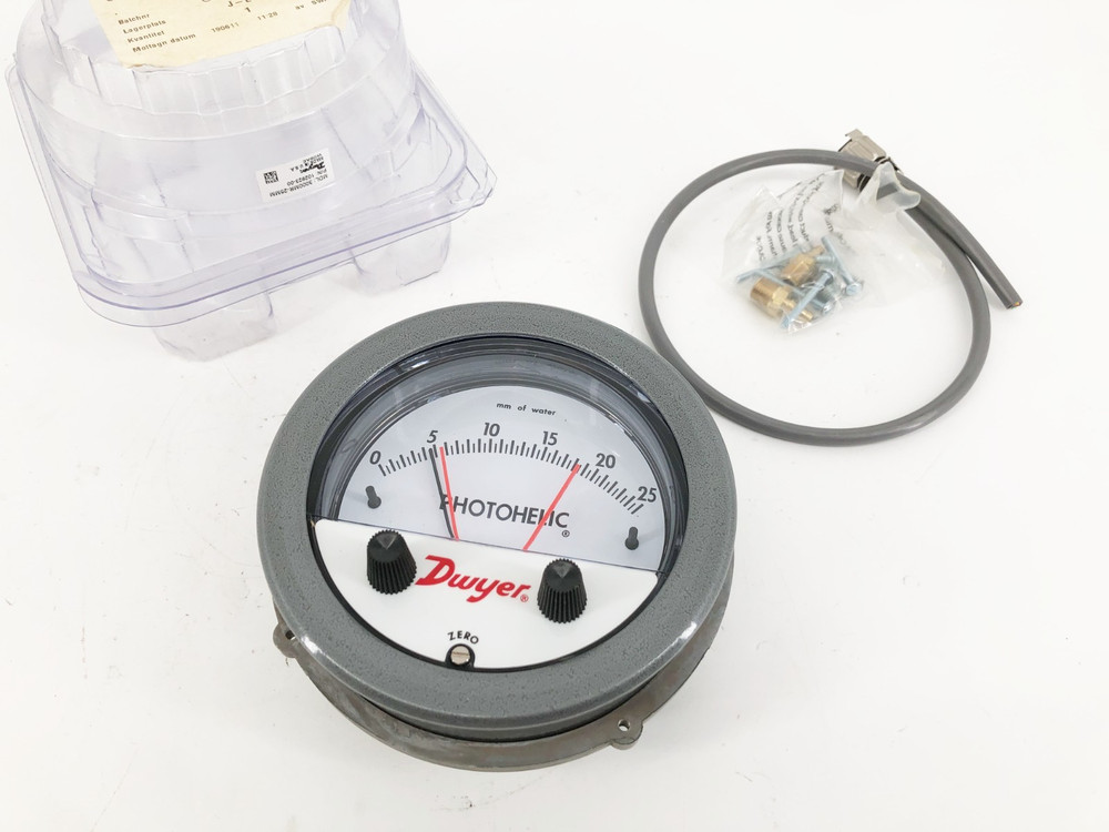 New Dwyer 3000MR-25MM Photohelic Pressure Gauge 25mm-H2O 1/8″ NPTF 102923-00