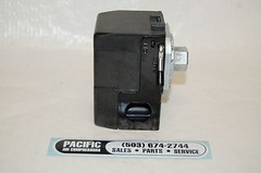 034-0032 UNIVERSAL PRESSURE SWITCH W/ ON OFF LEVER, 95-125 PSI