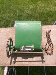 John Deere 4-Row Planter 494 495 Fertilizer Insecticide Box w/Chain B13829B Exc