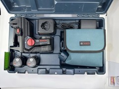 BOSCH GLL3-330CG LASER LEVEL W/ 2 Batteries, Charger, Base Mount, Target, Case