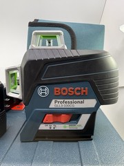 BOSCH GLL3-330CG LASER LEVEL W/ 2 Batteries, Charger, Base Mount, Target, Case
