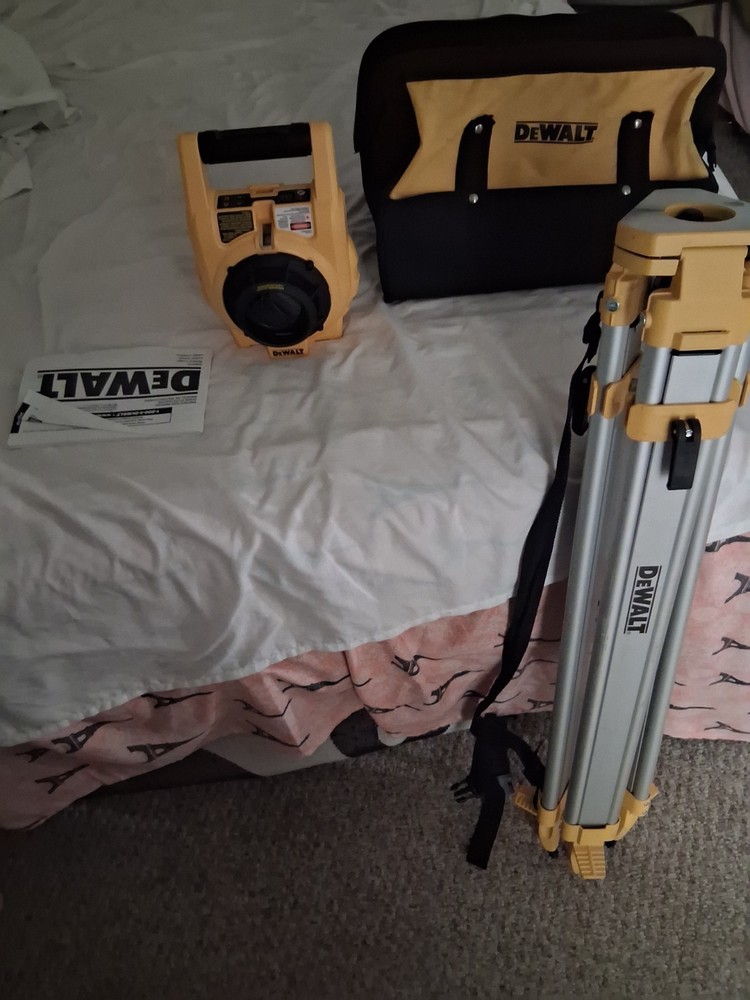 DEWALT DW0737 60in Construction Tripod 5/8″-11 Thread w/ Carry Bag