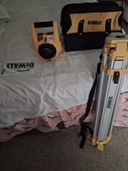 DEWALT DW0737 60in Construction Tripod 5/8″-11 Thread w/ Carry Bag