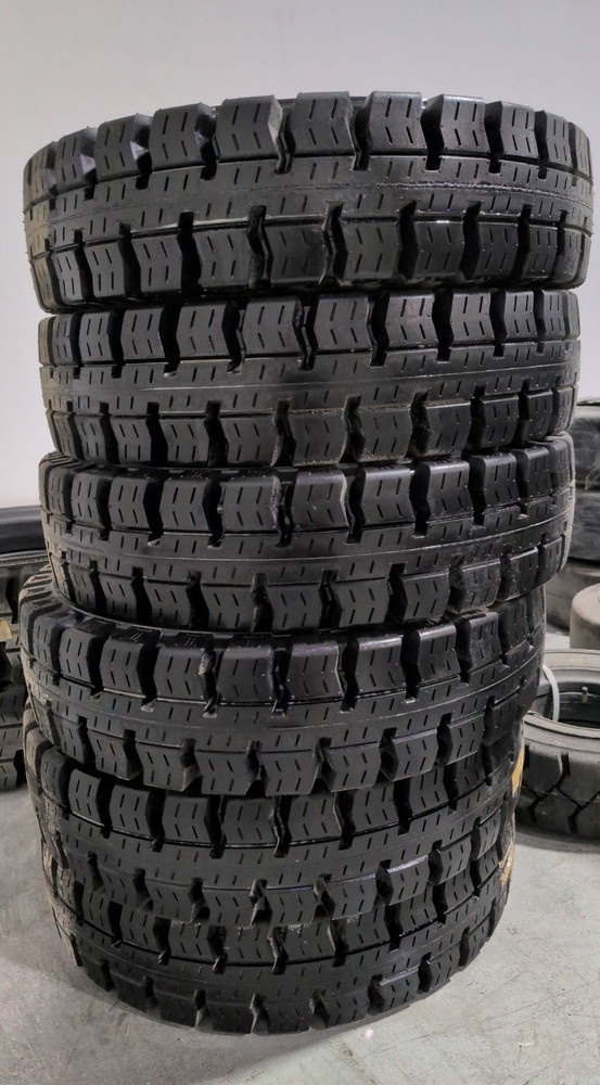 7.00-15 (29×8-15) 5.5″ ALTA SP solid black traction Fork Lift Tires
