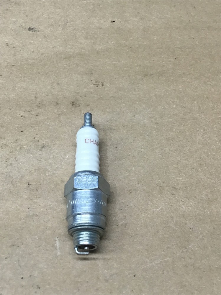 Champion Model: DB65/0865 UY6 Spark Plug #701K123