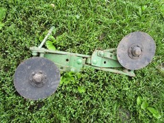 NOS JOHN DEERE PLANTER ROW UNIT COVERING DISC ASSEMBLY BB12973 71 50 90 series