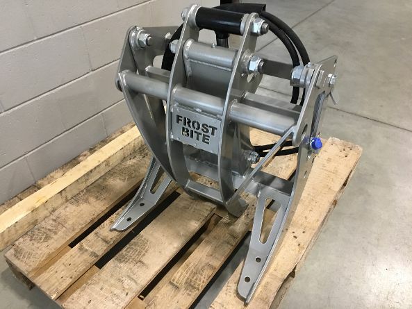 Minicargadora Frostbite Grapple 27″, Apertura de los Dingos de Toro