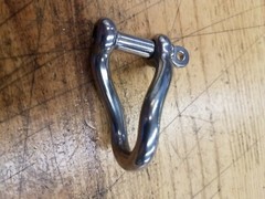 K1610 316 GRADE 5/16″ STAINLESS STEEL TWISTED SHACKLE
