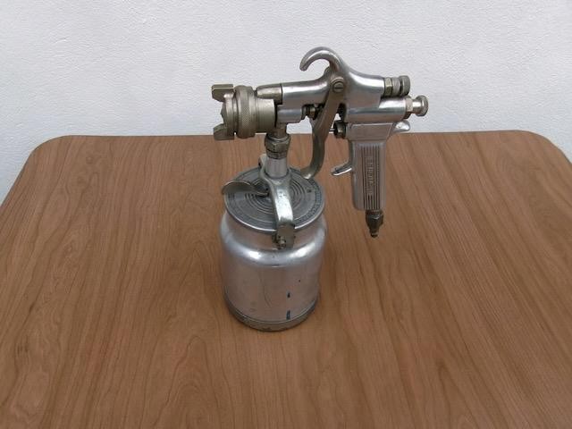 DEVILBISS TYPE MBC PAINT SPRAY GUN WITH CANISTER # 30 TIP FREE SHIPPING