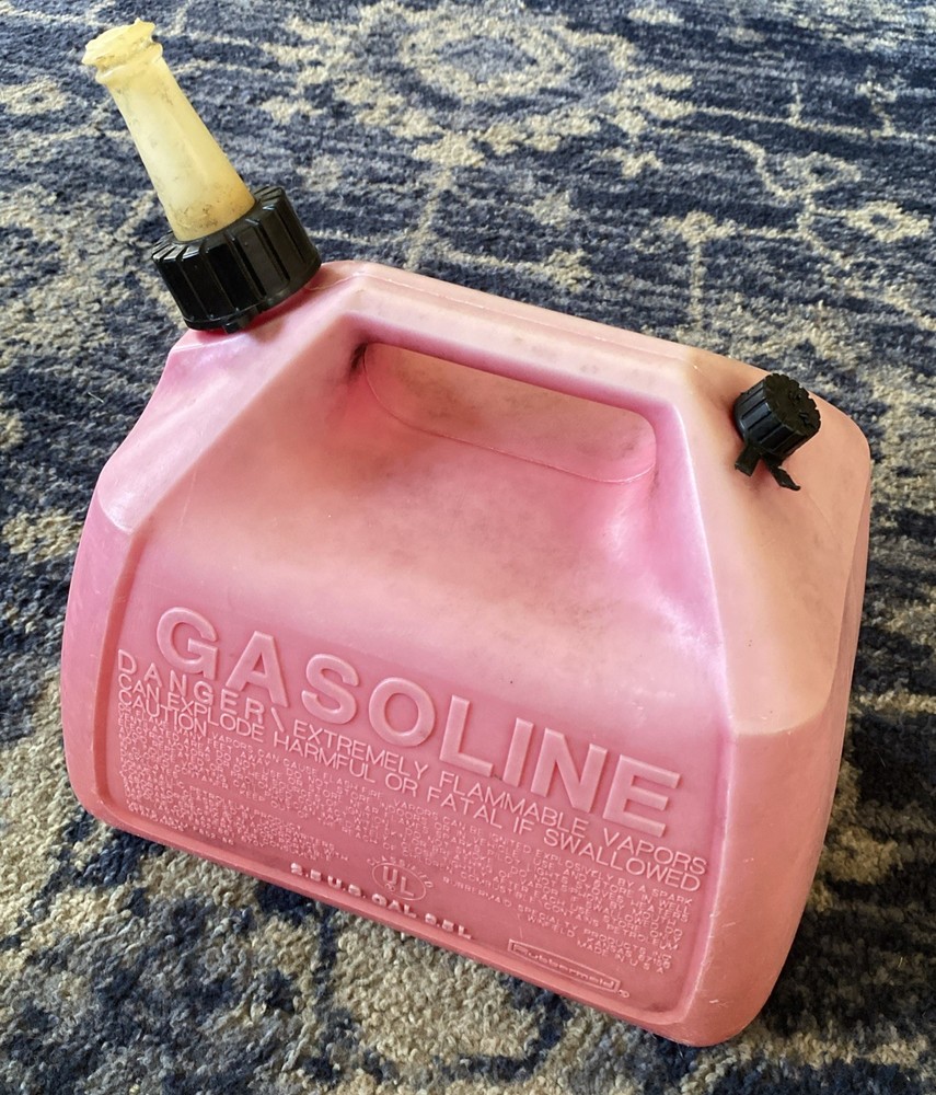 Rubbermaid Essence 2.5 Gallon Red Vented Gas Can Pre Ban 1226 w/ Cap USA 2 1/2