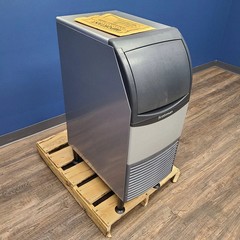 Scotsman CU0415MA-1 Ice Maker with Bin (Demo Unit 1951)