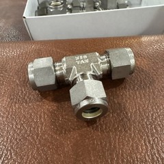 Box of 8 Swagelok Stainless Steel Union Tee Union Fitting, 3/8″ OD, SS-600-3