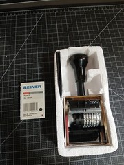 REINER B6 Automatic Numberer – 6 Wheels, 5.5mm, Block Style
