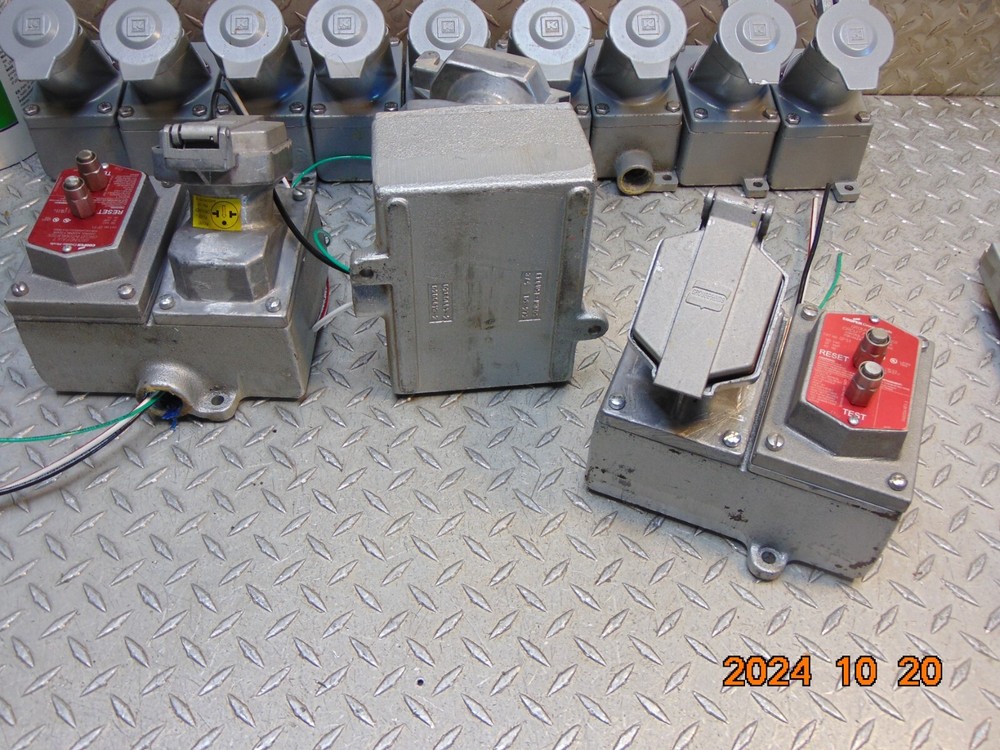 1 APPLETON ENR5201 / GFS1 GROUND FAULT CIRCUIT INTERRUPTER AND 20 AMP RECEPTACLE