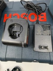 BOSCH GLL3-330CG LASER LEVEL W/ 2 Batteries, Charger, Base Mount, Target, Case