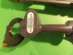 Greenlee Gator ES750 Cable Cutter Kit With Charger Battery & Case -Works Great